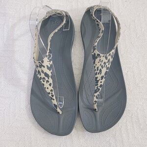 Crocs Serena Sexi Flip Flop Thong Strappy Sandals Size 10 Cheetah Animal Print